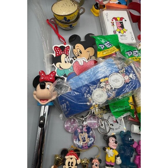 Vtg Lot Disney Collectibles Mickey Minnie Keychains Toys Mug Pouch Figures - Picture 8 of 8